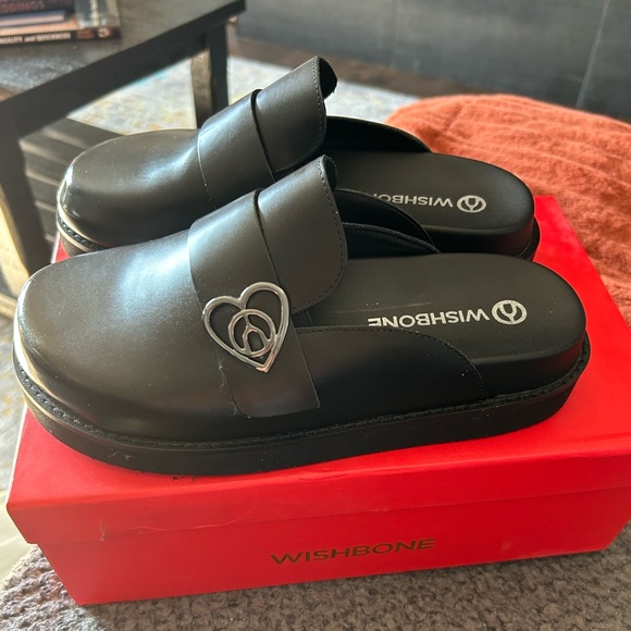 Wishbone Xenia black Leather Slides. Size 6.5 new in the box. - Picture 2 of 6